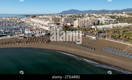 Aus der Vogelperspektive auf den wunderschönen Strand von Puerto Banus in Marbella, Andalusien Stockfoto
