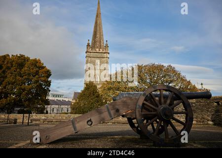 Kanoniker auf Derry Mauern vor der St Columb's Cathedral, Derry/Londonderry, Nordirland Stockfoto