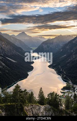 Blick auf den Plansee von Schoenjoechl bei Sonnenuntergang, Berge mit See, Gipfel des Thaneller im Hintergrund, Ammergauer Alpen, Reutte Bezirk Stockfoto