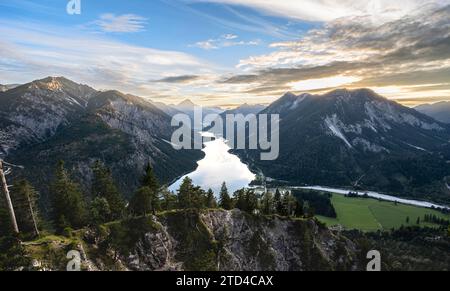 Blick auf den Plansee von Schoenjoechl bei Sonnenuntergang, Berge mit See, Gipfel des Thaneller im Hintergrund, Ammergauer Alpen, Reutte Bezirk Stockfoto