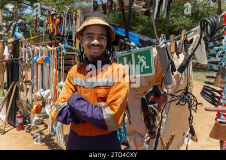 afrikanischer Unternehmer, Straßenhändler, Verkauf von Tools und diverser Hardware Stockfoto