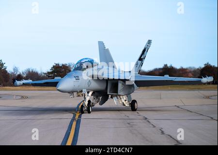 Scott Air Force Base, Usa. 13. Dezember 2023. Ein Navy E/A-18G Growler Kampfflugzeug Taxis, um während der Agile Combat Übung auf der Scott Air Force Base am 13. Dezember 2023 in der Nähe von Belleville, Illinois, eine Hot-Pit-Tankstelle durchzuführen. Foto: A1C de’Quan Simmons/United States Air Force Photo/Alamy Live News Stockfoto