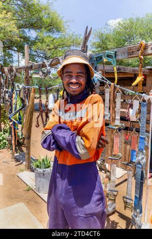 afrikanischer Unternehmer, Straßenhändler, Verkauf von Tools und diverser Hardware Stockfoto