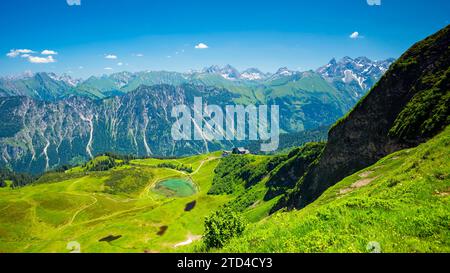 Panorama vom Fellhorn über die Bergstation Schlappoldsee und Fellhornbahn zum zentralen Hauptkamm der Allgäuer Alpen, Allgäuer, Bayern Stockfoto