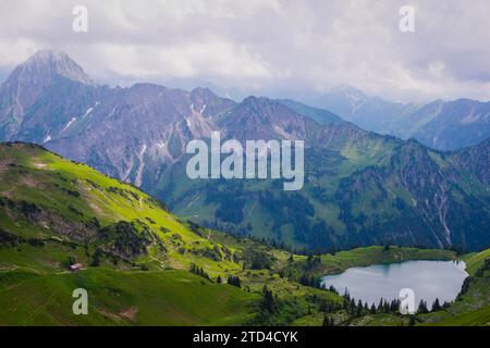 Panorama vom Zeigersattel bis zum Seealpsee, hinten links die Hoefats 2259m, Allgaeu Alpen, Allgaeu, Bayern, Deutschland Stockfoto