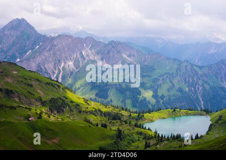 Panorama vom Zeigersattel bis zum Seealpsee, hinten links die Hoefats 2259m, Allgaeu Alpen, Allgaeu, Bayern, Deutschland Stockfoto