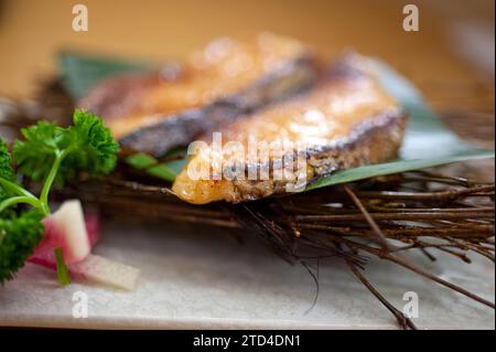 Japanisches Teppanyaki gebratener Kabeljau auf Palmblatt Stockfoto