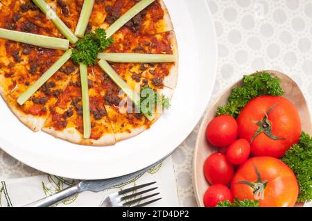 Frisch gebackene türkische Rindfleischpizza mit Gurke drauf Stockfoto