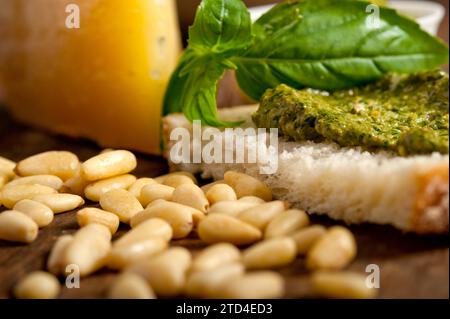 Basilikum Pesto Bruschetta Zutaten über alte Holz Makro Stockfoto