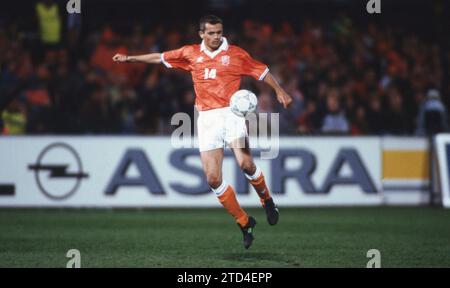 Fußball, firo: 24/1996 Fußball-Europameisterschaft Euro-Europameisterschaft Vorbereitung, Freundschaftsspiel, Vorbereitung auf das internationale Spiel 1996, Archivfotos, Archivfoto, Archiv Deutschland - Niederlande, Holland 0:1 Phillip Cocu, individuelle Aktion Stockfoto