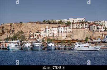 Tauchboote, Yachthafen, Umbi Sharks Bay Diving Village, Hotelkomplex, Resort, Küste, Sharm El-Sheikh, Rotes Meer, Sinai, Ägypten Stockfoto