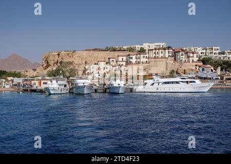 Tauchboote, Yachthafen, Umbi Sharks Bay Diving Village, Hotelkomplex, Resort, Küste, Sharm El-Sheikh, Rotes Meer, Sinai, Ägypten Stockfoto