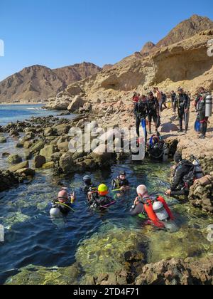 Taucher am Eingang der Bells, Tauchplatz Blue Hole, Dahab, Golf von Aqaba, Rotes Meer, Sinai, Ägypten Stockfoto