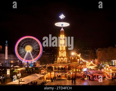 Nachtaufnahme, Weihnachtspyramide, Riesenrad, Stuttgarter Weihnachtsmarkt, kleiner Schlossplatz, Stuttgart, Baden-Württemberg, Deutschland Stockfoto