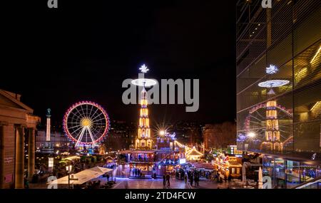 Nachtaufnahme, Weihnachtspyramide, Riesenrad, Reflexion im Kunstmuseum, Würfel, Stuttgarter Weihnachtsmarkt, kleiner Schlossplatz, Stuttgart Stockfoto