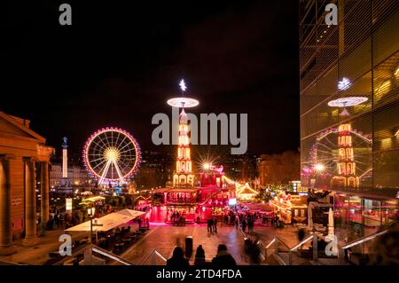 Nachtaufnahme, Weihnachtspyramide, Riesenrad, Reflexion im Kunstmuseum, Würfel, Stuttgarter Weihnachtsmarkt, kleiner Schlossplatz, Stuttgart Stockfoto