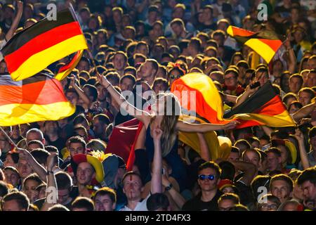 DEU Sachsen Dresden Public Viewing in Dresden Public Viewing am Elbufer in Dresden auf dem Gelände der Filmnaechte am Elbufer, wann Stockfoto