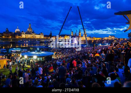 DEU Sachsen Dresden Public Viewing in Dresden Public Viewing am Elbufer in Dresden auf dem Gelände der Filmnaechte am Elbufer, wann Stockfoto