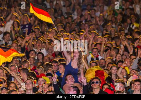 DEU Sachsen Dresden Public Viewing in Dresden Public Viewing am Elbufer in Dresden auf dem Gelände der Filmnaechte am Elbufer, wann Stockfoto