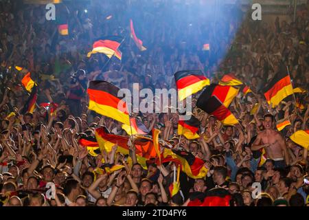 DEU Sachsen Dresden Public Viewing in Dresden Public Viewing am Elbufer in Dresden auf dem Gelände der Filmnaechte am Elbufer, wann Stockfoto