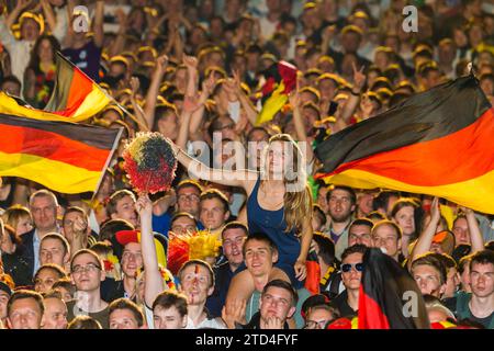 DEU Sachsen Dresden Public Viewing in Dresden Public Viewing am Elbufer in Dresden auf dem Gelände der Filmnaechte am Elbufer, wann Stockfoto