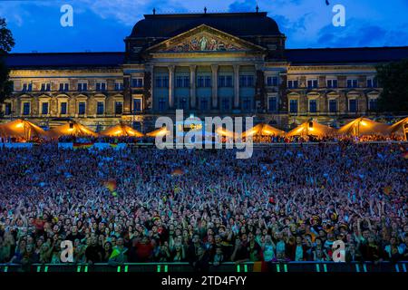 DEU Sachsen Dresden Public Viewing in Dresden Public Viewing am Elbufer in Dresden auf dem Gelände der Filmnaechte am Elbufer, wann Stockfoto