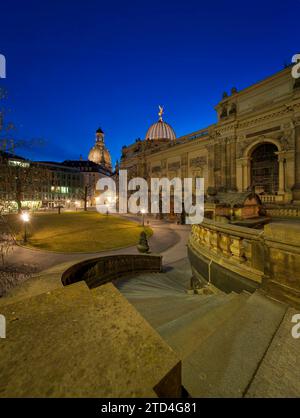 Bau des Sächsischen Kunstvereins und der Akademie der Bildenden Künste. Brühls Terrasse ist ein architektonisches Ensemble und eine Touristenattraktion in Stockfoto