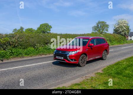 2018 Red Mitsubishi Outlander 4H PHEV CVT MIVEC PHEV 34PS Twinmotoren 12Kwh Batterie Auto Start/Stopp Car SUV Hybrid Electric 1998 ccm, angetrieben durch eine Kombination aus einem 2,0-Liter-Motor und zwei Elektromotoren. Stockfoto