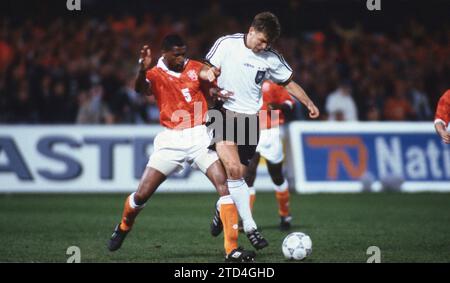 Fußball, firo: 24/1996 Fußball-Europameisterschaft Euro-Europameisterschaft Vorbereitung, Freundschaftsspiel, Vorbereitung auf das internationale Spiel 1996, Archivfotos, Archivfoto, Archiv Deutschland - Niederlande, Niederlande 0:1 Duelle, Winston Bogarde Stockfoto