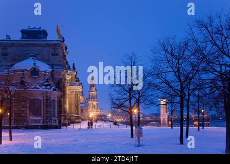 Brühls Terrasse im Winter. Bau des Sächsischen Kunstvereins und der Akademie der Bildenden Künste. Brühls Terrasse ist ein architektonisches Ensemble und ein Stockfoto