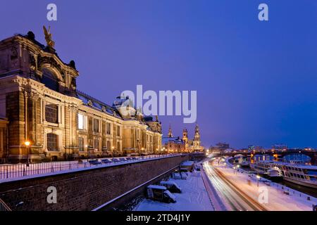 Brühls Terrasse im Winter. Bau des Sächsischen Kunstvereins und der Akademie der Bildenden Künste. Brühls Terrasse ist ein architektonisches Ensemble und ein Stockfoto