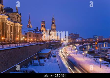 Brühls Terrasse im Winter. Bau des Sächsischen Kunstvereins und der Akademie der Bildenden Künste. Brühls Terrasse ist ein architektonisches Ensemble und ein Stockfoto