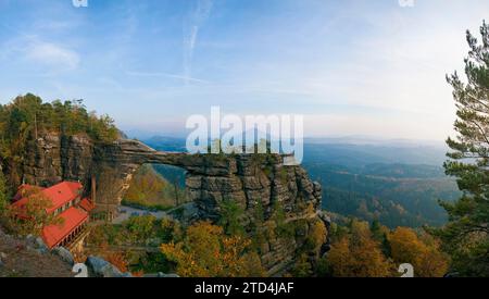 Das Prebische Tor in der Böhmischen Schweiz ist das größte Natursteintor Europas Stockfoto