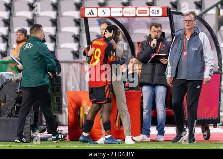 BRÜSSEL, BELGIEN - 19. NOVEMBER: Johan Bakayoko aus Belgien interagiert mit dem belgischen Coach Domenico Tedesco beim Spiel der UEFA EURO 2024 in der Gruppe F zwischen Belgien und Aserbaidschan im King Baudouin Stadion am 19. November 2023 in Brüssel. (Foto: Joris Verwijst/BSR Agency) Stockfoto