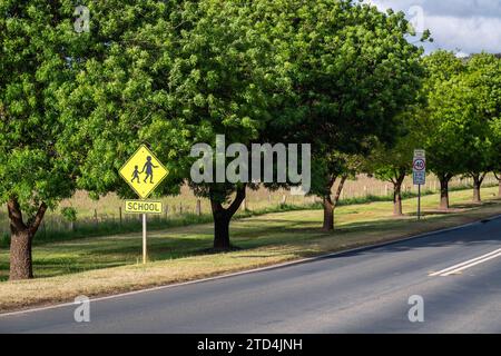 Straßenschild in der Schulzone an einem Tag in der ländlichen Gegend von Victoria, Australien Stockfoto