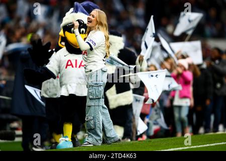 London, England, 16. Dezember 2023: Sängerin Freya Skye tritt beim Spiel der Barclays FA Womens Super League zwischen Tottenham Hotspur und Arsenal im Tottenham Hotspur Stadium in London auf. (Liam Asman/SPP) Credit: SPP Sport Press Photo. /Alamy Live News Stockfoto