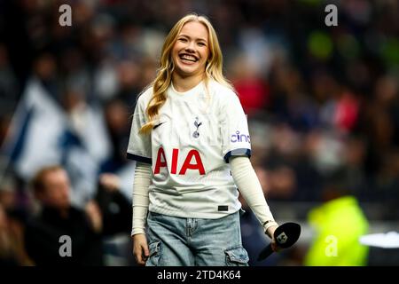 London, England, 16. Dezember 2023: Sängerin Freya Skye tritt beim Spiel der Barclays FA Womens Super League zwischen Tottenham Hotspur und Arsenal im Tottenham Hotspur Stadium in London auf. (Liam Asman/SPP) Credit: SPP Sport Press Photo. /Alamy Live News Stockfoto