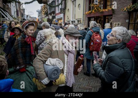 DEVENTER: Straßenszene während des Dickens Festivals, wo ein Teil des historischen Stadtzentrums in Atmosphäre aus dem 19. Jahrhundert, wie sie in den Büchern des englischen Schriftstellers Charles Dickens zu finden ist, verziert ist. ANP EMIEL MUIJDERMAN niederlande aus - belgien aus Stockfoto