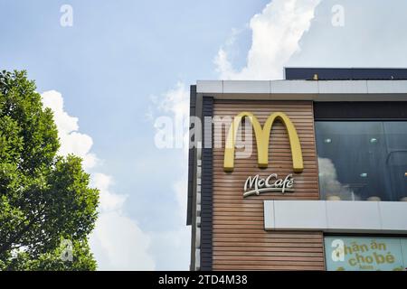 Ho Chi Minh City, Vietnam - 2.07.2023: Nahaufnahme des McDonald's Logos und Makkafes auf dem Gebäude Stockfoto