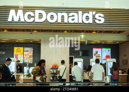 McDonald's Restaurant im ist Istanbul Turkey Airport, Abflugterminal. Man bestellt Lebensmittel über Touchscreens Stockfoto