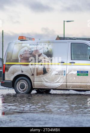 Kidderminster, Großbritannien. Dezember 2023. Eine große Überschwemmung als geplatzte Wasserleitung lässt eine Stadt in den Midlands ohne Wasser zurück. Eine 24-Zoll-Wasserleitung platzte in den frühen Morgenstunden, während sich Unternehmen auf ein geschäftiges Weihnachtswochenende vorbereiten. Einige Unternehmen können heute nicht eröffnet werden, während einige Bewohner in Wohnungen über den Grundstücken eingeschlossen werden, bis das Hochwasser abklingt. Quelle: Lee Hudson/Alamy Live News Stockfoto