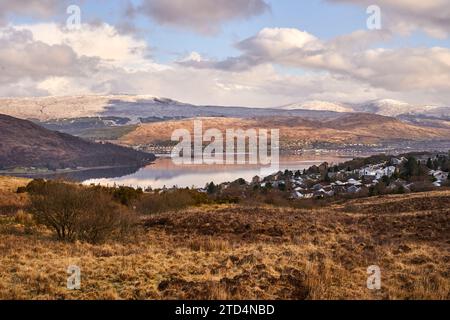Blick auf Fort William, Loch Linnhe und schneebedeckte Berge, schottische Highlands. Stockfoto