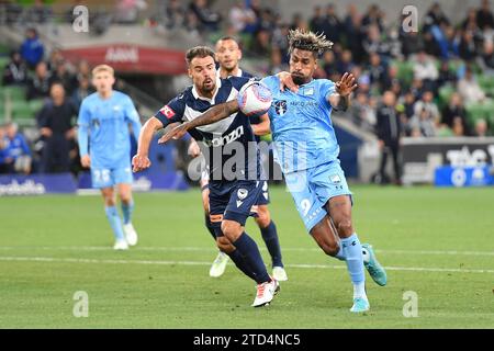 MELBOURNE, AUSTRALIEN 16. Dezember 2023. Sydney FC Stürmer Fabio Gomes Netto(9)(rechts) im A-Liagues-Fußball, Melbourne Victory FC gegen Sydney FC im AAMI Park in Melbourne. Quelle: Karl Phillipson/Alamy Live News Stockfoto