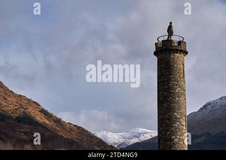 Loch Shiel und das Glenfinnan Monument, Highlands, Schottland. Ein Drehort für Hogwarts in den Harry-Potter-Filmen. Stockfoto