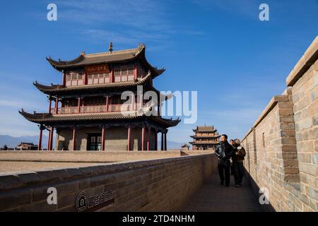 (231216) -- JIAYUGUAN, 16. Dezember 2023 (Xinhua) -- Touristen besuchen die malerische Gegend des Jiayu Pass in Jiayuguan City, Nordwestchinas Provinz Gansu, 12. Dezember 2023. Die alte Seidenstraße in Gansu ist die Heimat vieler Weltkulturerbestätten, darunter Mogao Grottoes und Jiayu Pass. Dank besserer Tourismuspolitik und Winterlandschaften ist die Seidenstraße Tour zu einem beliebten Touristenziel geworden. (Xinhua/Lang Bingbing) Stockfoto