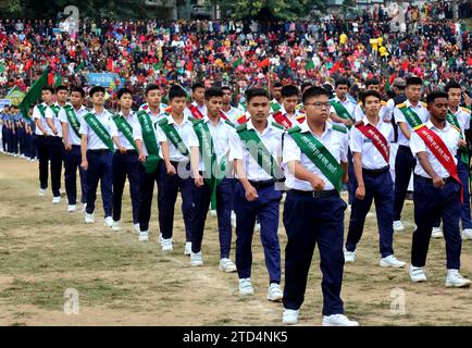 16. Dezember 2023, Rangamati, Rangamati Ching HLA Mong Mari St, Bangladesch: Anlässlich des Großen Siegtages in Bangladesch fand im Hill District Rangamati Ching HLA Mong Mari Stadium eine farbenfrohe Parade und Ausstellung statt, an der Ansar-VDP, Pfadfinder, Mädchen Guides und Studenten verschiedener Bildungseinrichtungen... der „Siegestag“ wird jedes Jahr in Bangladesch am 16. Dezember gefeiert. Nach neun Monaten Befreiungskrieg kapitulierten pakistanische Truppen am 16. Dezember 1971 in Suhrawardy Udyan in Dhaka. In der Folge entwickelte sich Bangladesch zu einem unabhängigen und Stockfoto