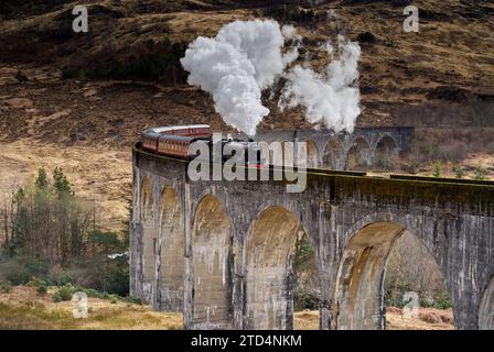 Der Jakobitenzug fährt über den Glenfinnan Viaduct, Highlands, Schottland. Berühmt durch die Harry-Potter-Filme. Stockfoto