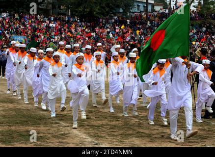 16. Dezember 2023, Rangamati, Rangamati Ching HLA Mong Mari St, Bangladesch: Anlässlich des Großen Siegtages in Bangladesch fand im Hill District Rangamati Ching HLA Mong Mari Stadium eine farbenfrohe Parade und Ausstellung statt, an der Ansar-VDP, Pfadfinder, Mädchen Guides und Studenten verschiedener Bildungseinrichtungen.... der „Siegestag“ wird jedes Jahr in Bangladesch am 16. Dezember gefeiert. Nach neun Monaten Befreiungskrieg kapitulierten pakistanische Truppen am 16. Dezember 1971 in Suhrawardy Udyan in Dhaka. In der Folge entwickelte sich Bangladesch zu einem unabhängigen und Stockfoto