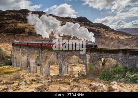 Der Jakobitenzug fährt über den Glenfinnan Viaduct, Highlands, Schottland. Berühmt durch die Harry-Potter-Filme. Stockfoto