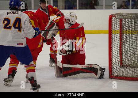 Dumfries, 11. Dezember 2023. Netminder Chen Shifeng spielte 2024 für China gegen Spanien in einem IIHF Eishockey U20 World Championship, Division II, Gruppe A Spiel im Dumfries Ice Bowl. Quelle: Colin Edwards Stockfoto